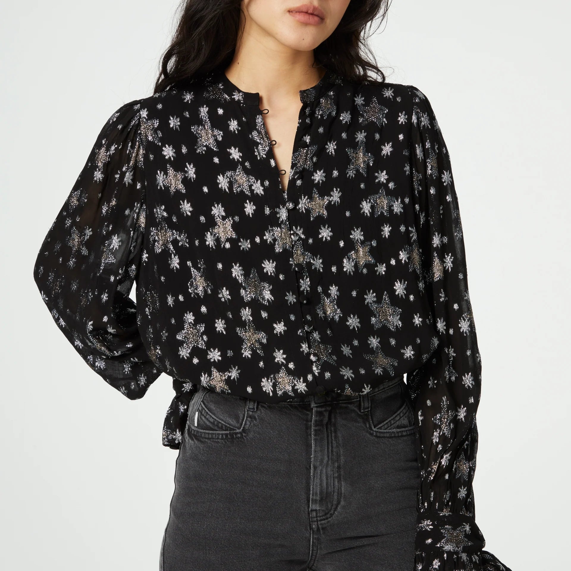 CLT-36-BLS-AW23_9001-9951-STA_Kylie_Blouse_02_model.webp
