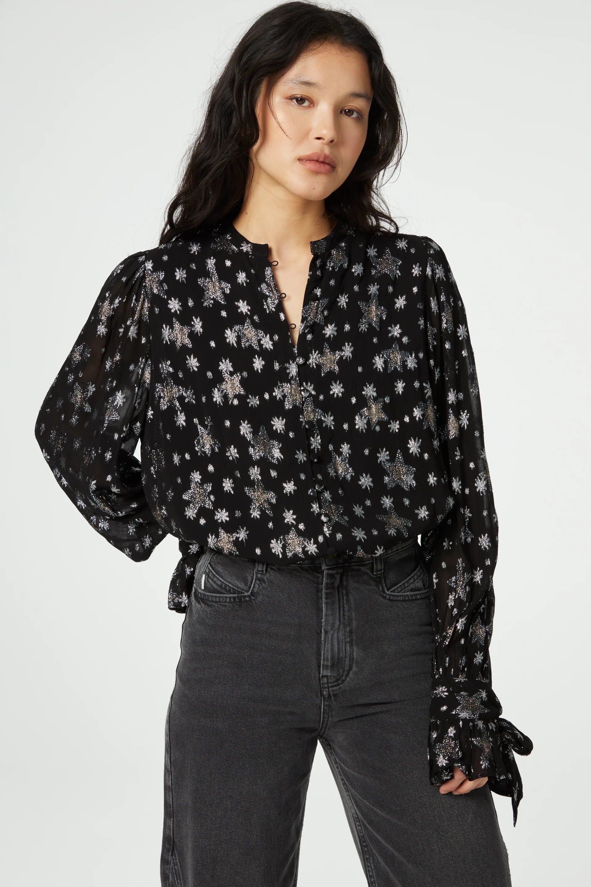 CLT-36-BLS-AW23_9001-9951-STA_Kylie_Blouse_02_model.webp