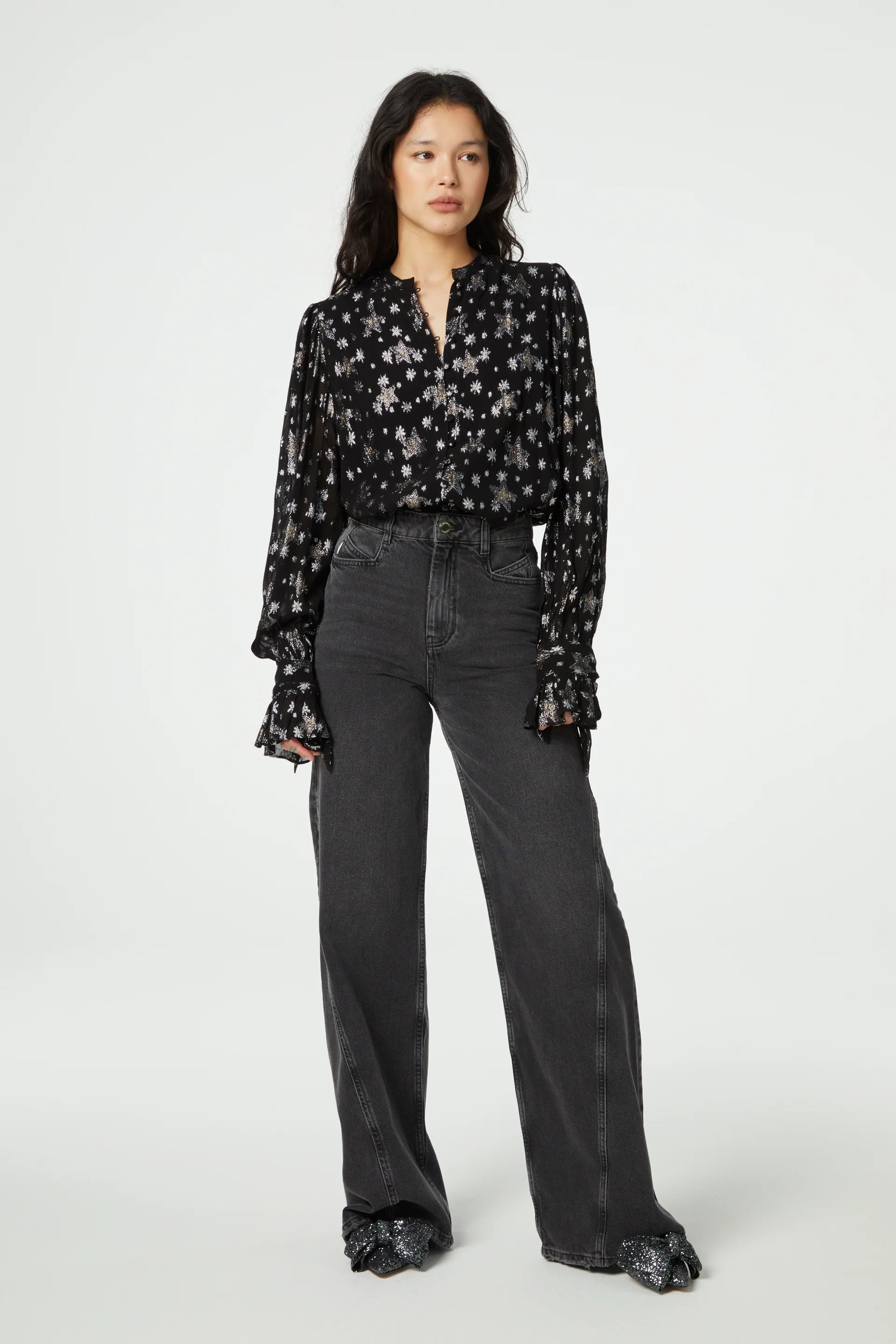 CLT-36-BLS-AW23_9001-9951-STA_Kylie_Blouse_03_model.webp