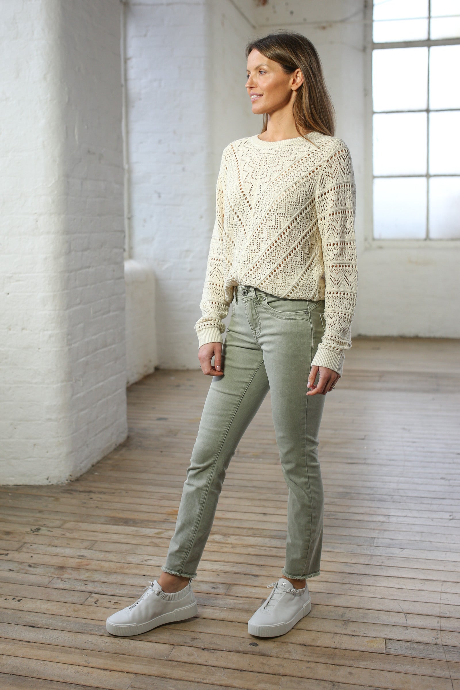 Khaki best sale jeans outfit